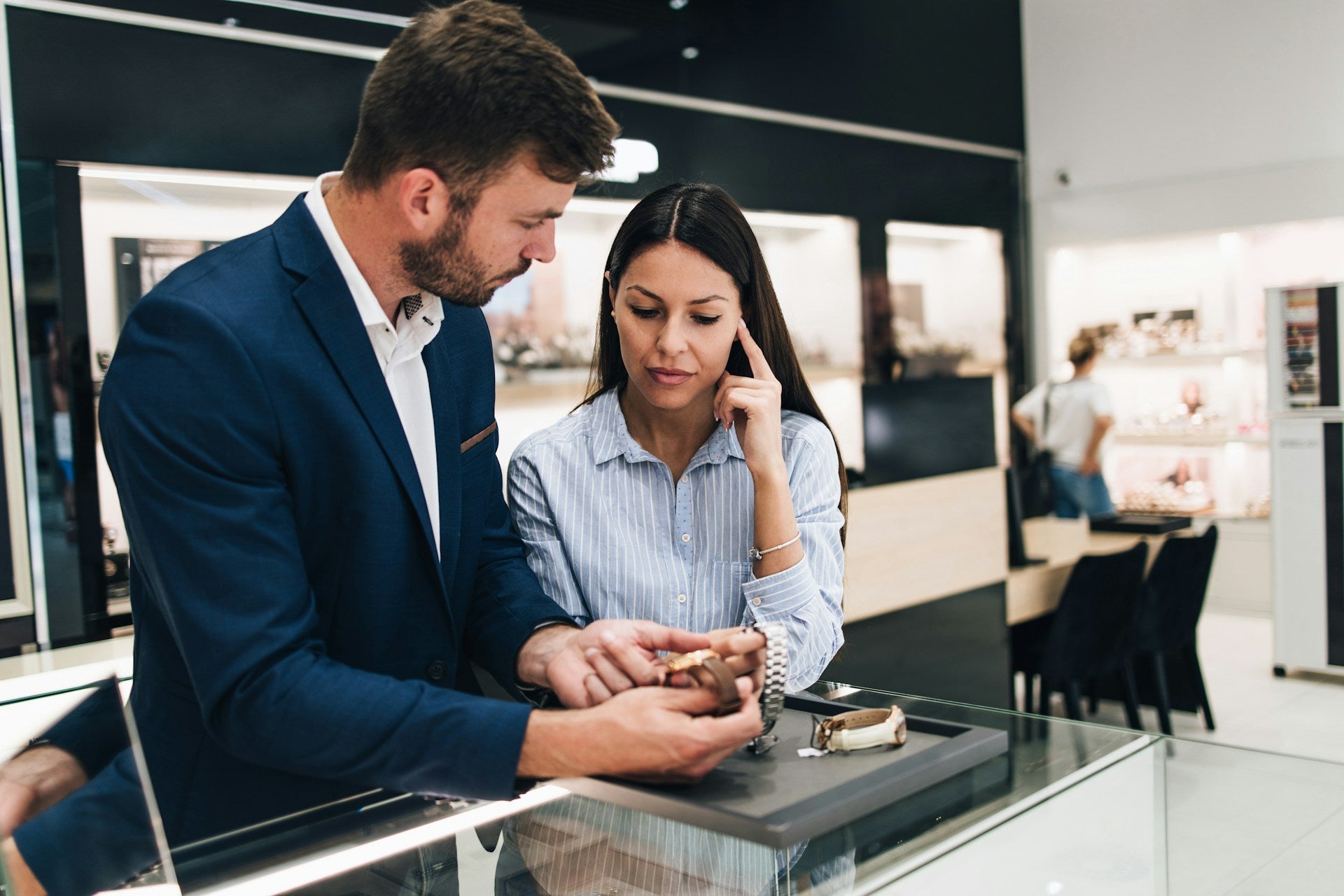  People Visit Jewelers